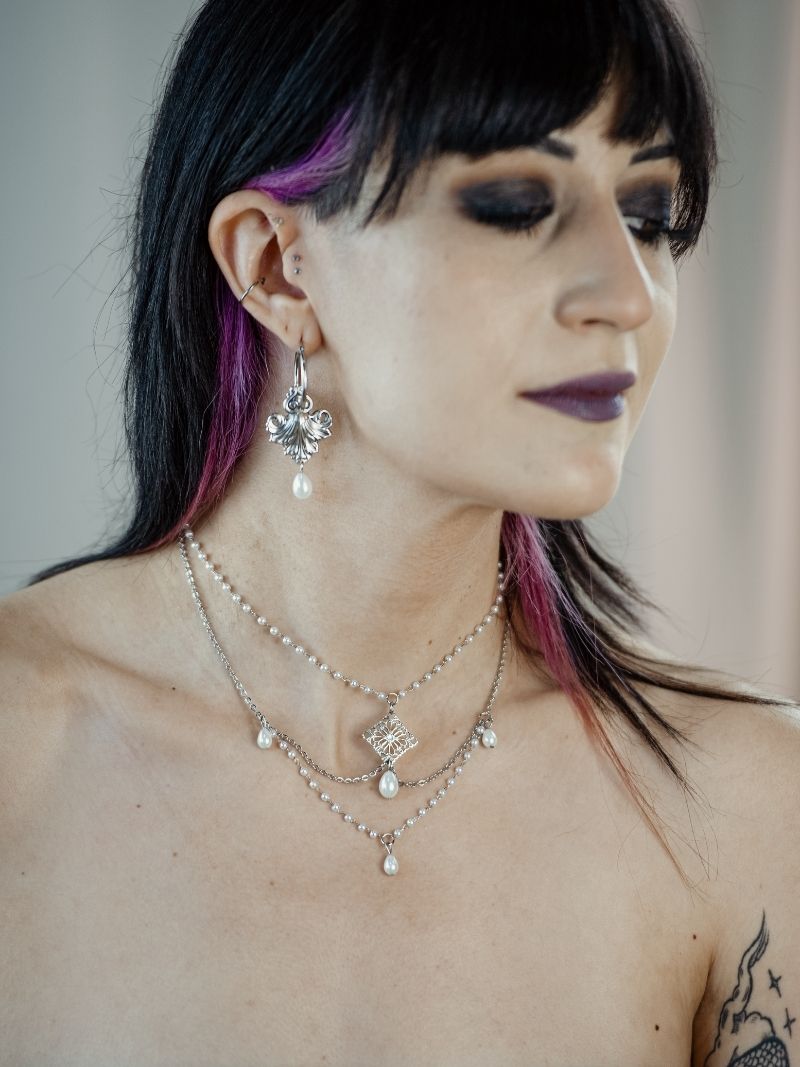 VEIL draped pearl necklace