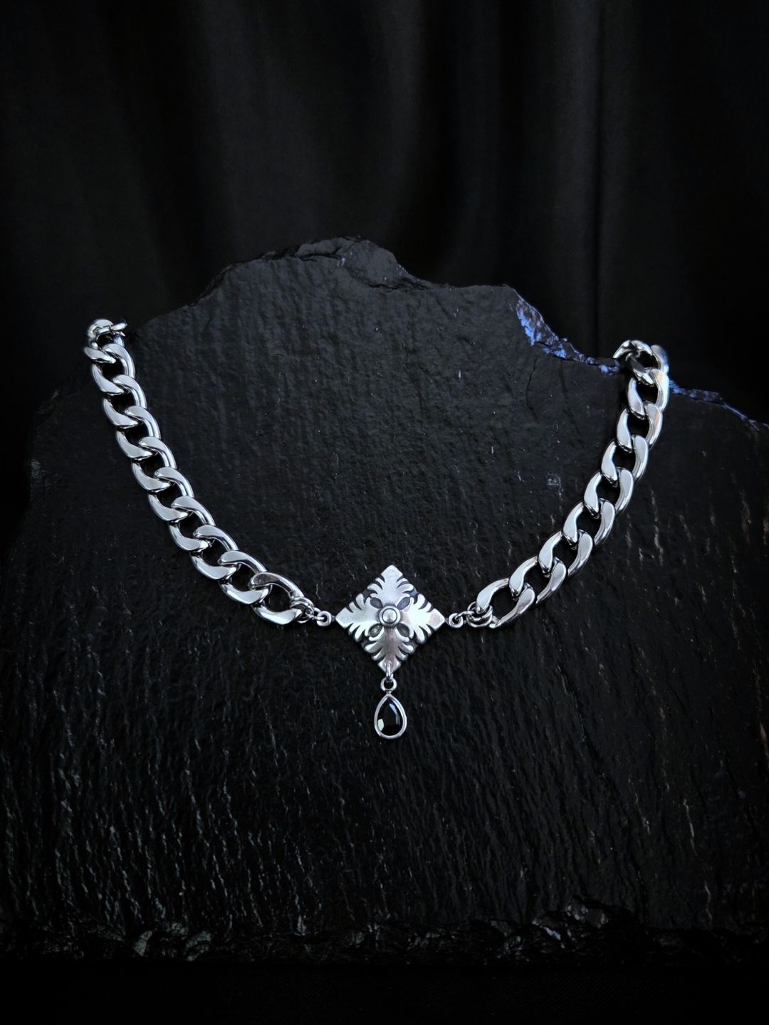 OLD WORLD shield chunky necklace - 1 𝖑𝖊𝖋𝖙 !