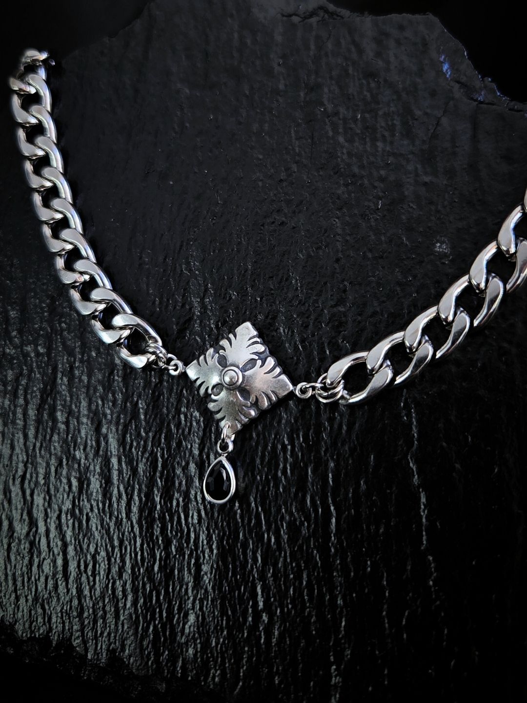 OLD WORLD shield chunky necklace - 1 𝖑𝖊𝖋𝖙 !