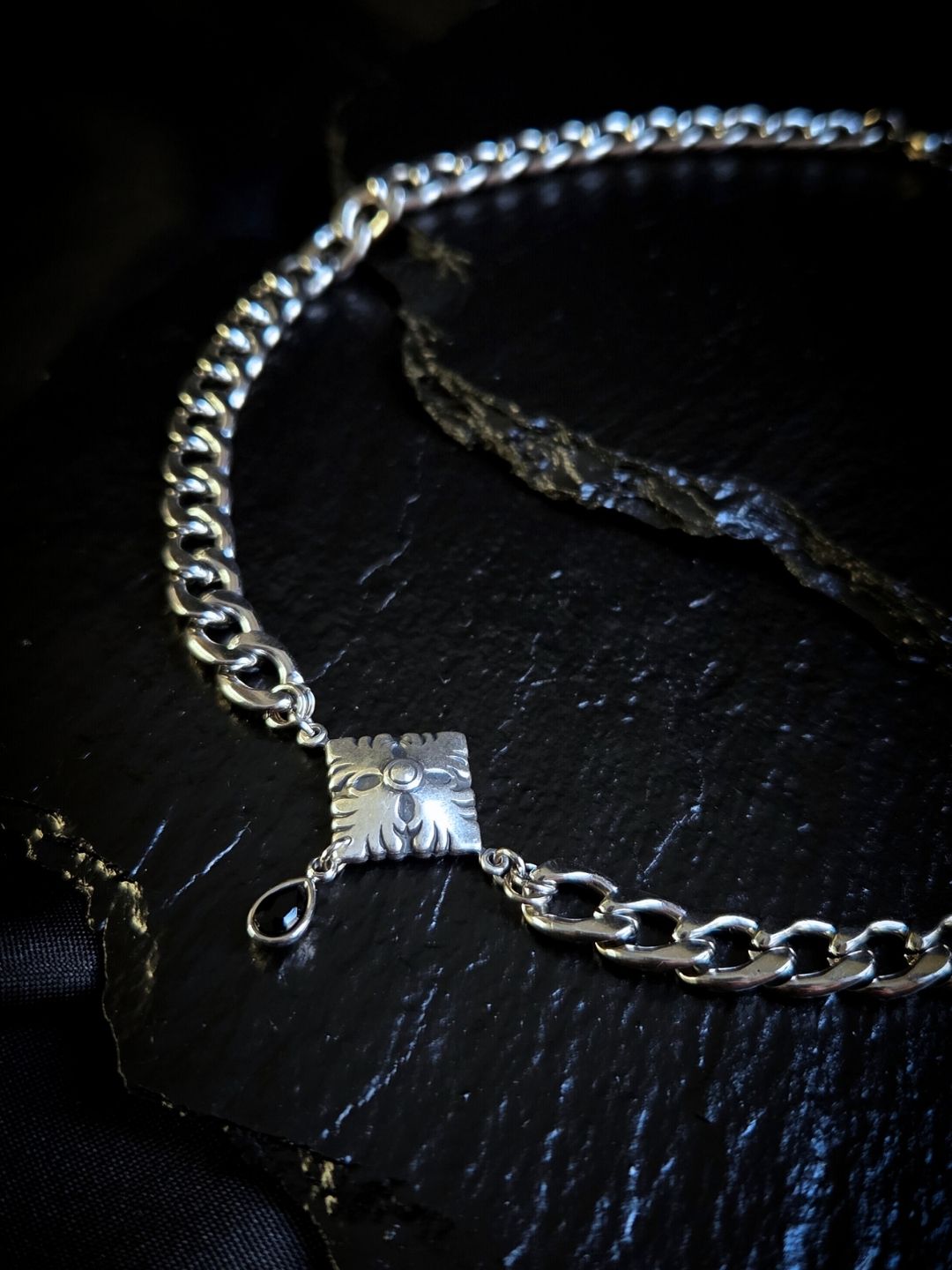 OLD WORLD shield chunky necklace - 1 𝖑𝖊𝖋𝖙 !