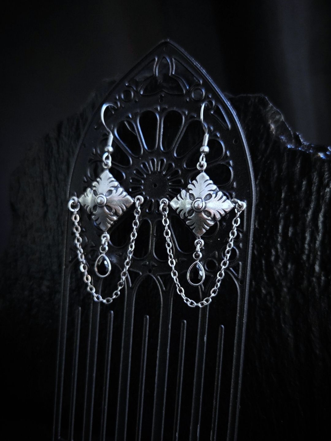 OLD WORLD shield chandelier earrings - 3 𝖑𝖊𝖋𝖙 !