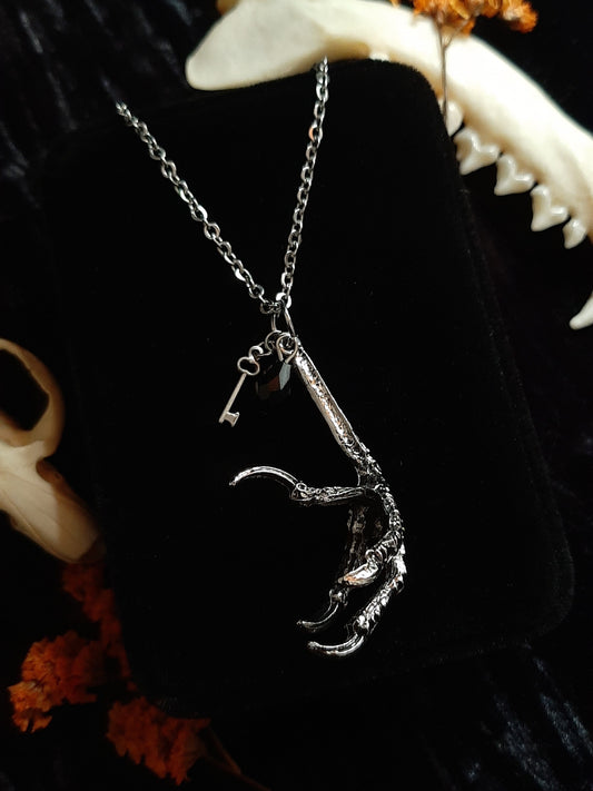 𝐏𝐑𝐄𝐎𝐑𝐃𝐄𝐑 Crow's claw necklace