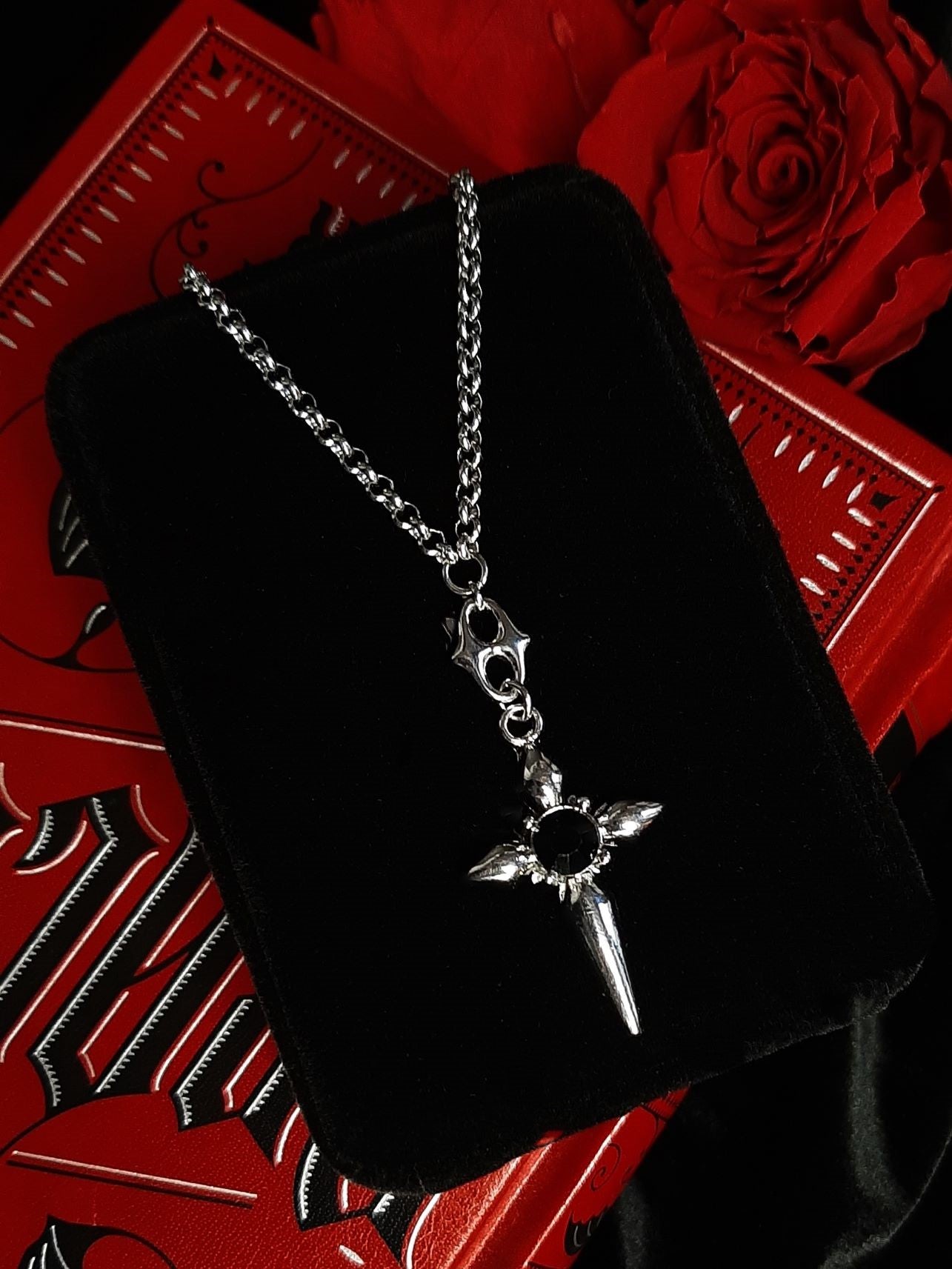 𝕮𝖔𝖒𝖒𝖆𝖓𝖉 cross necklace - 𝕺𝖓𝖊 𝖑𝖊𝖋𝖙 !