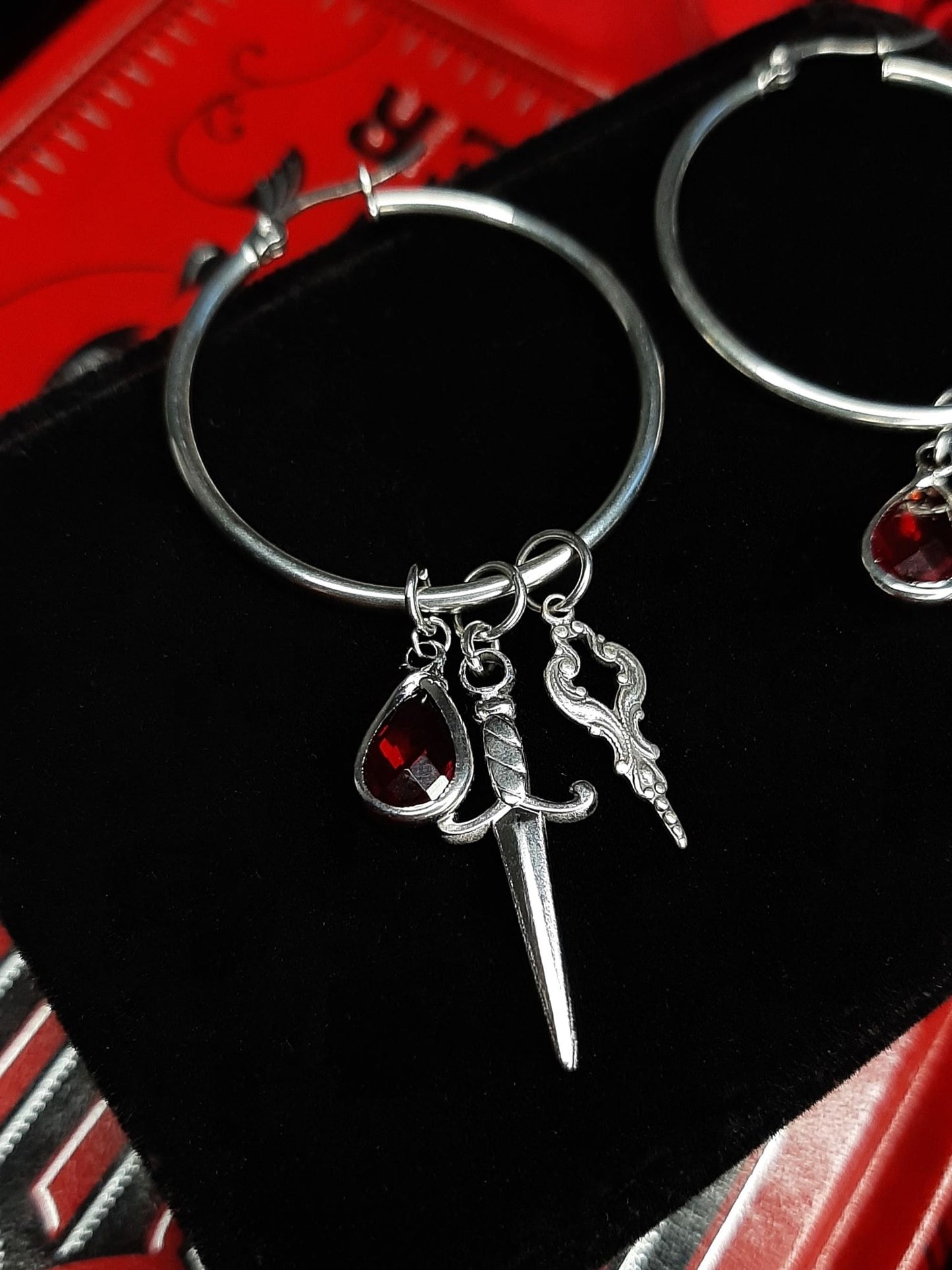𝕰𝖒𝖕𝖗𝖊𝖘𝖘 charm hoops - Red 𝖔𝖓𝖊 𝖑𝖊𝖋𝖙 !