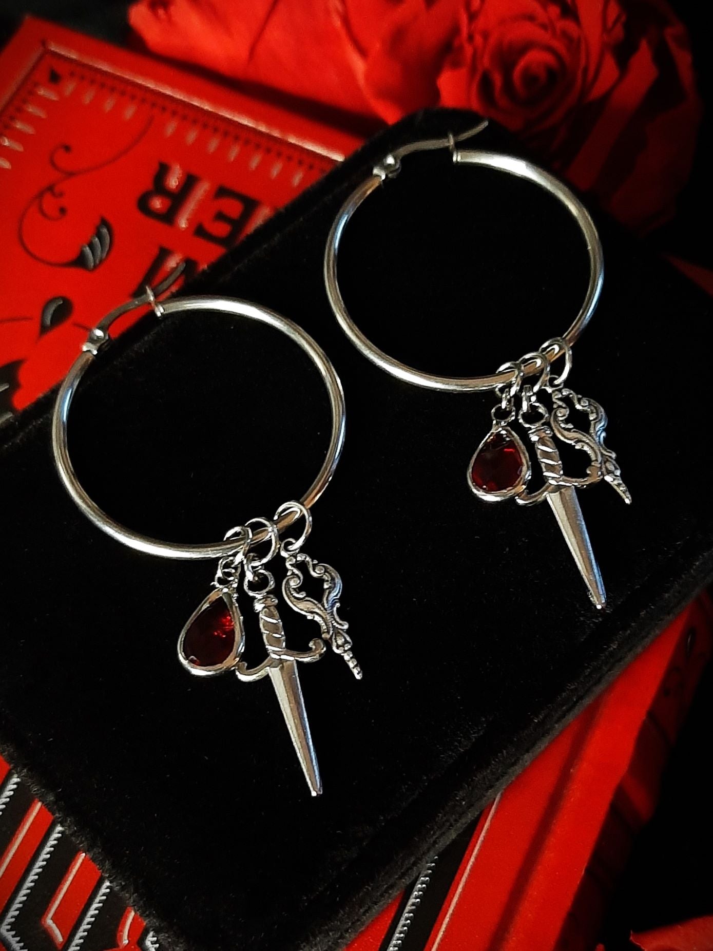 𝕰𝖒𝖕𝖗𝖊𝖘𝖘 charm hoops - Red 𝖔𝖓𝖊 𝖑𝖊𝖋𝖙 !