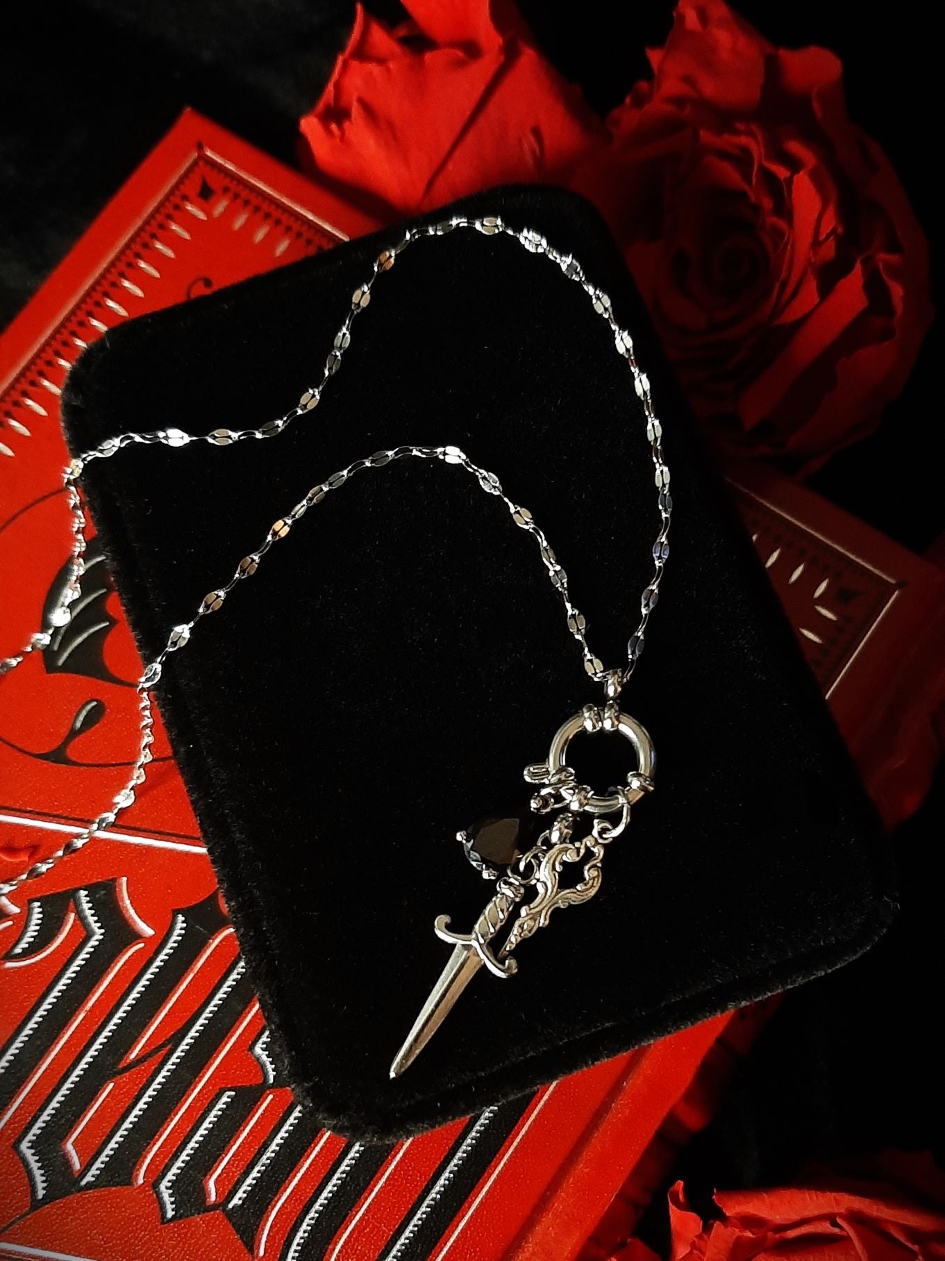 𝕰𝖒𝖕𝖗𝖊𝖘𝖘 charm necklace - Red 𝖔𝖓𝖊 𝖑𝖊𝖋𝖙 !