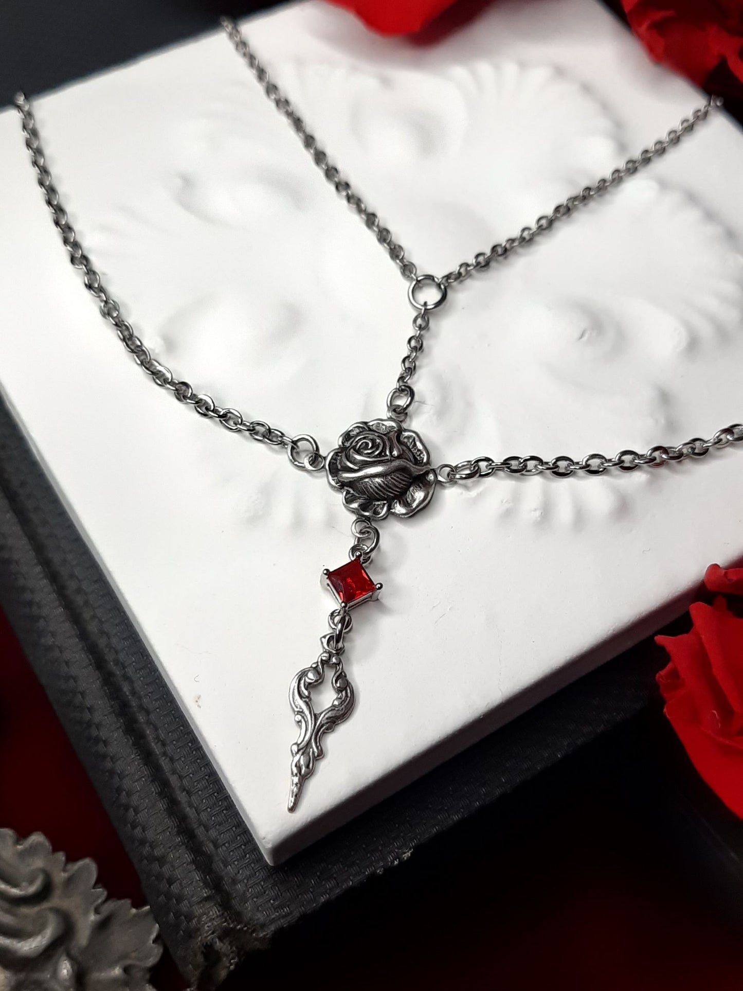 𝕻𝖔𝖎𝖘𝖊 rose double necklace- 𝖔𝖓𝖊 𝖑𝖊𝖋𝖙 !