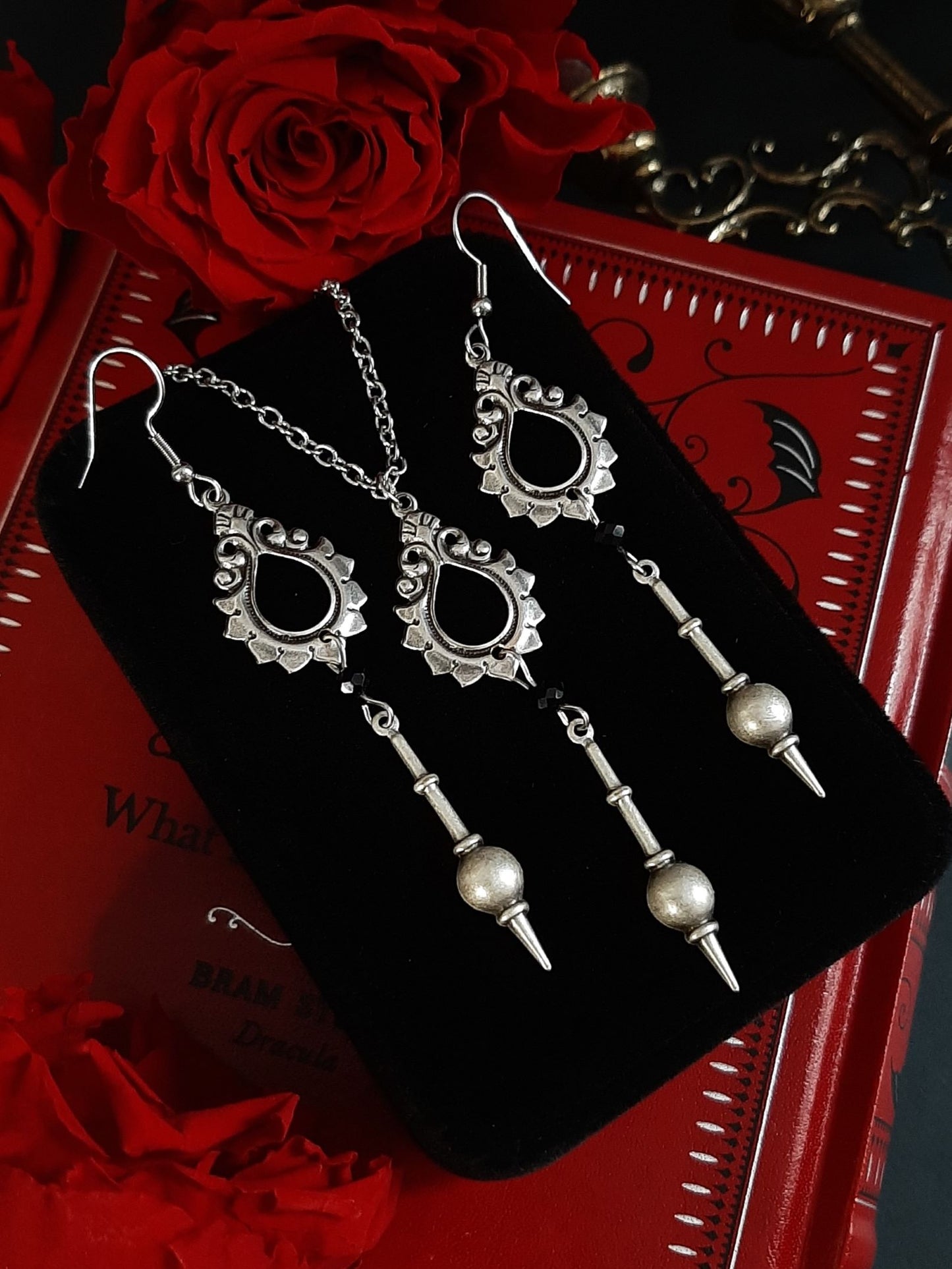 𝕳𝖞𝖕𝖓𝖔𝖘𝖎𝖘 pendulum earrings