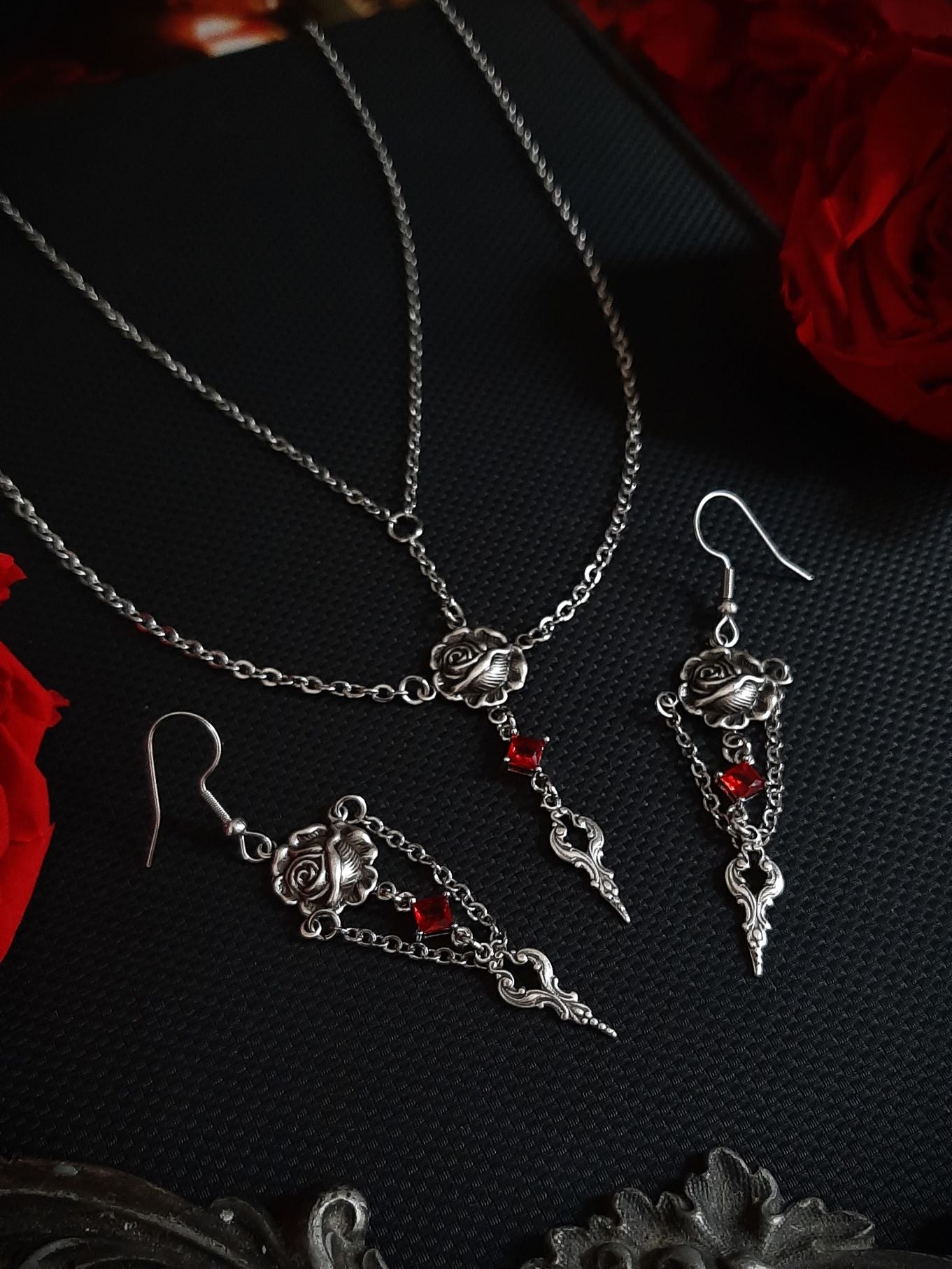 𝕻𝖔𝖎𝖘𝖊 rose double necklace- 𝖔𝖓𝖊 𝖑𝖊𝖋𝖙 !