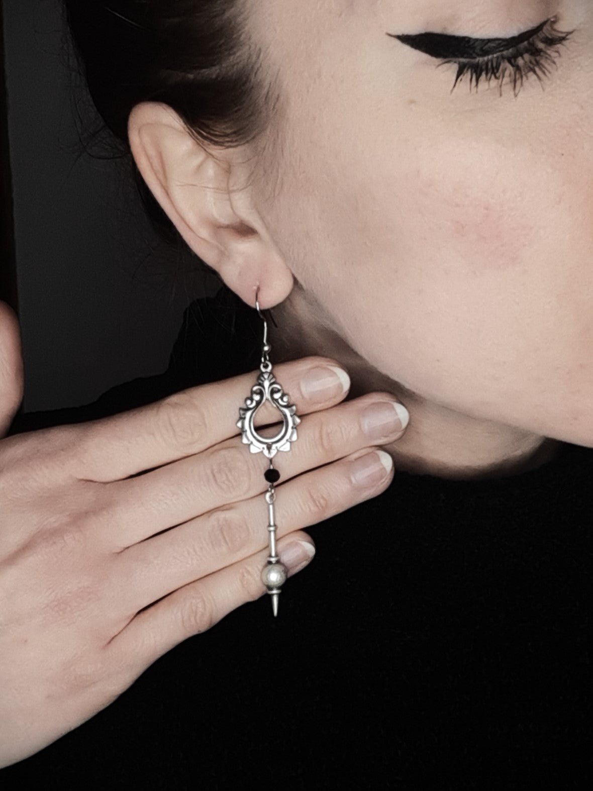 𝕳𝖞𝖕𝖓𝖔𝖘𝖎𝖘 pendulum earrings