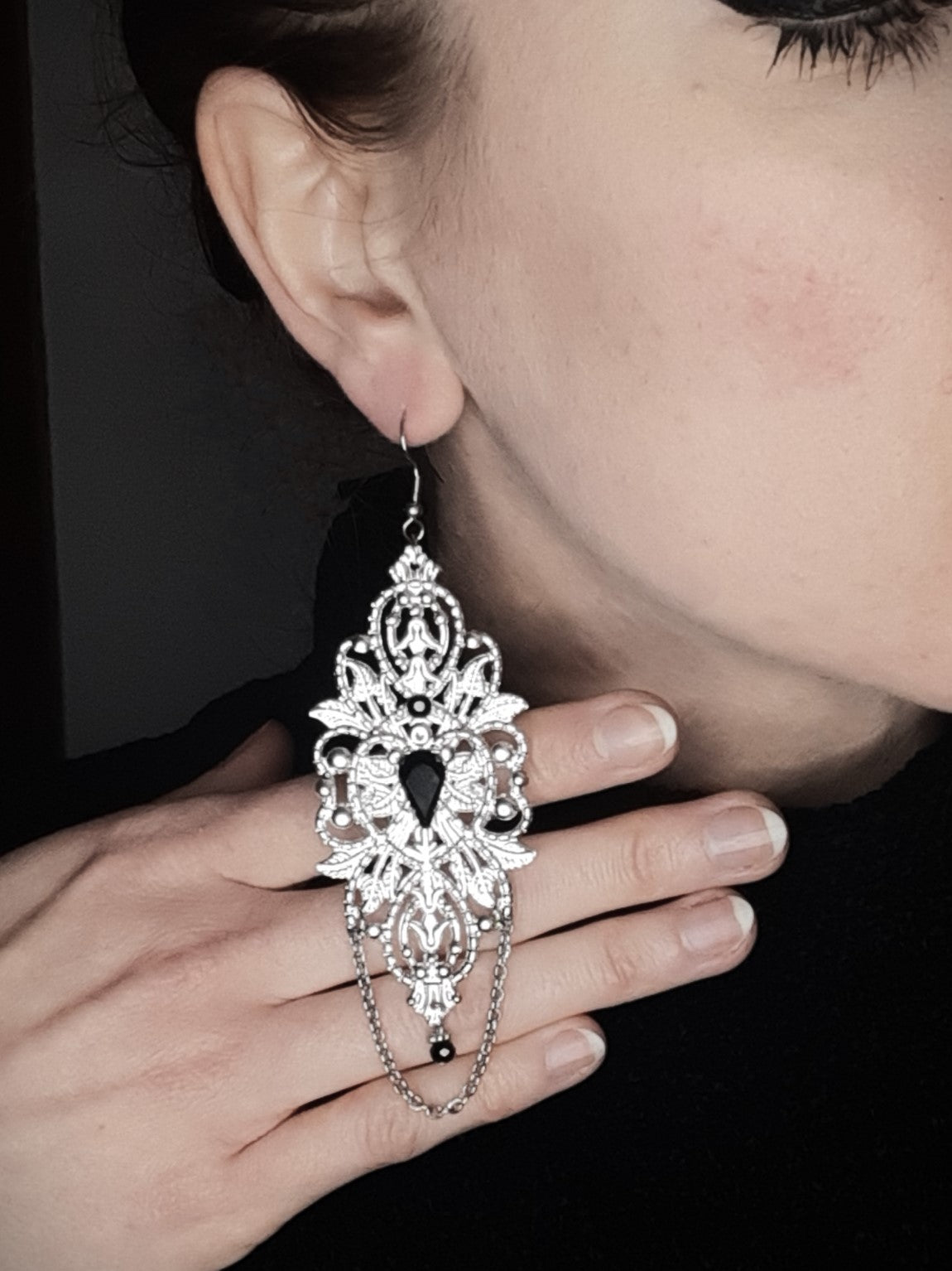 𝕺𝖕𝖚𝖑𝖊𝖓𝖈𝖊 𝟔  - Black earrings