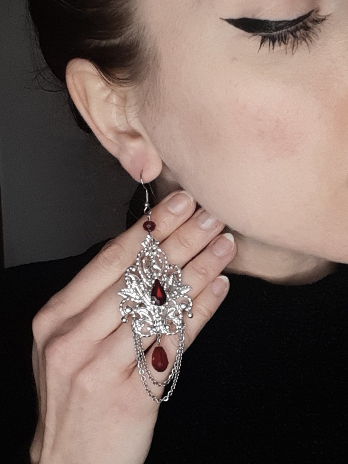 𝕺𝖕𝖚𝖑𝖊𝖓𝖈𝖊 𝟓  - Red earrings