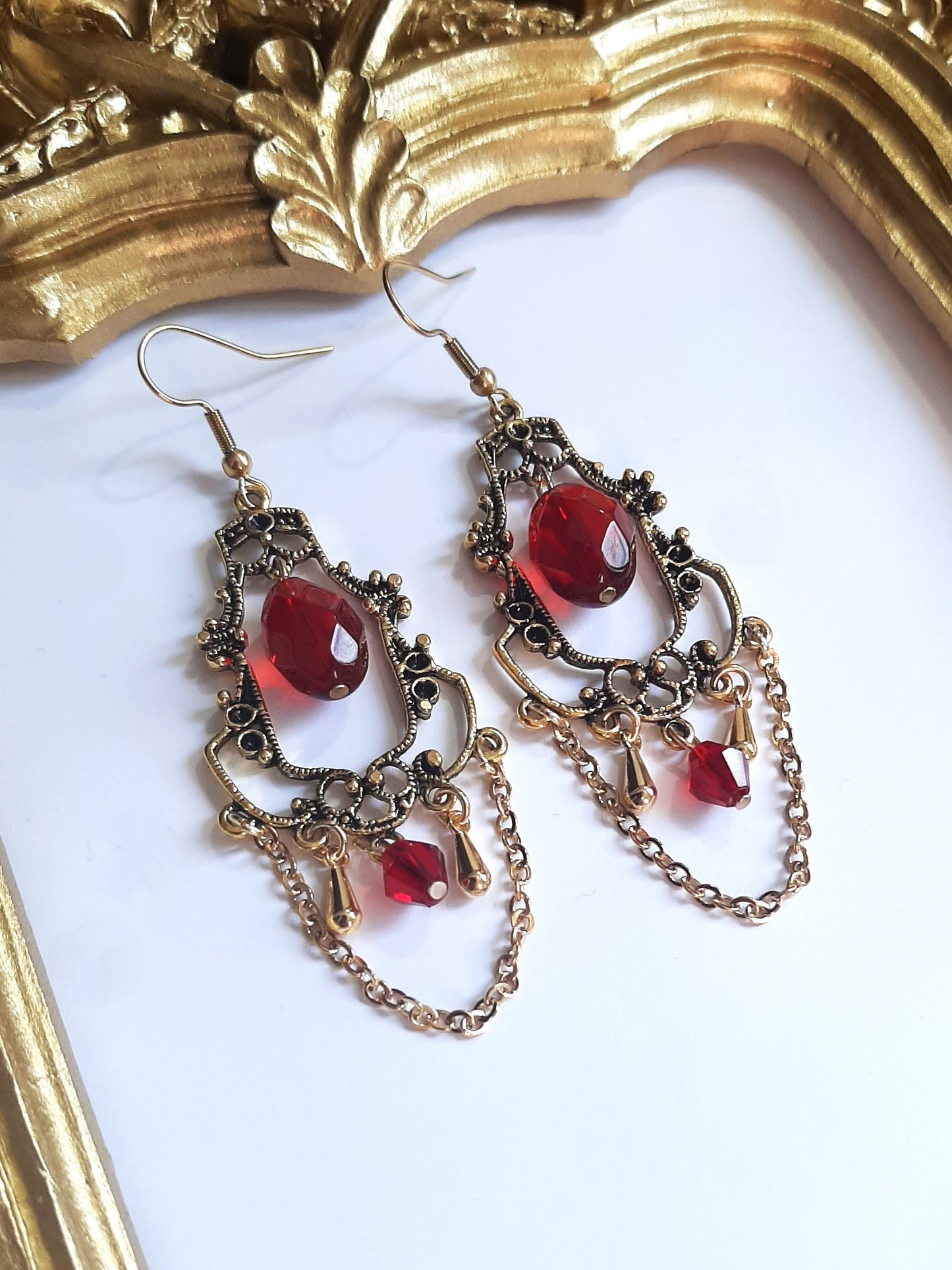 Red chandelier earrings - Gold