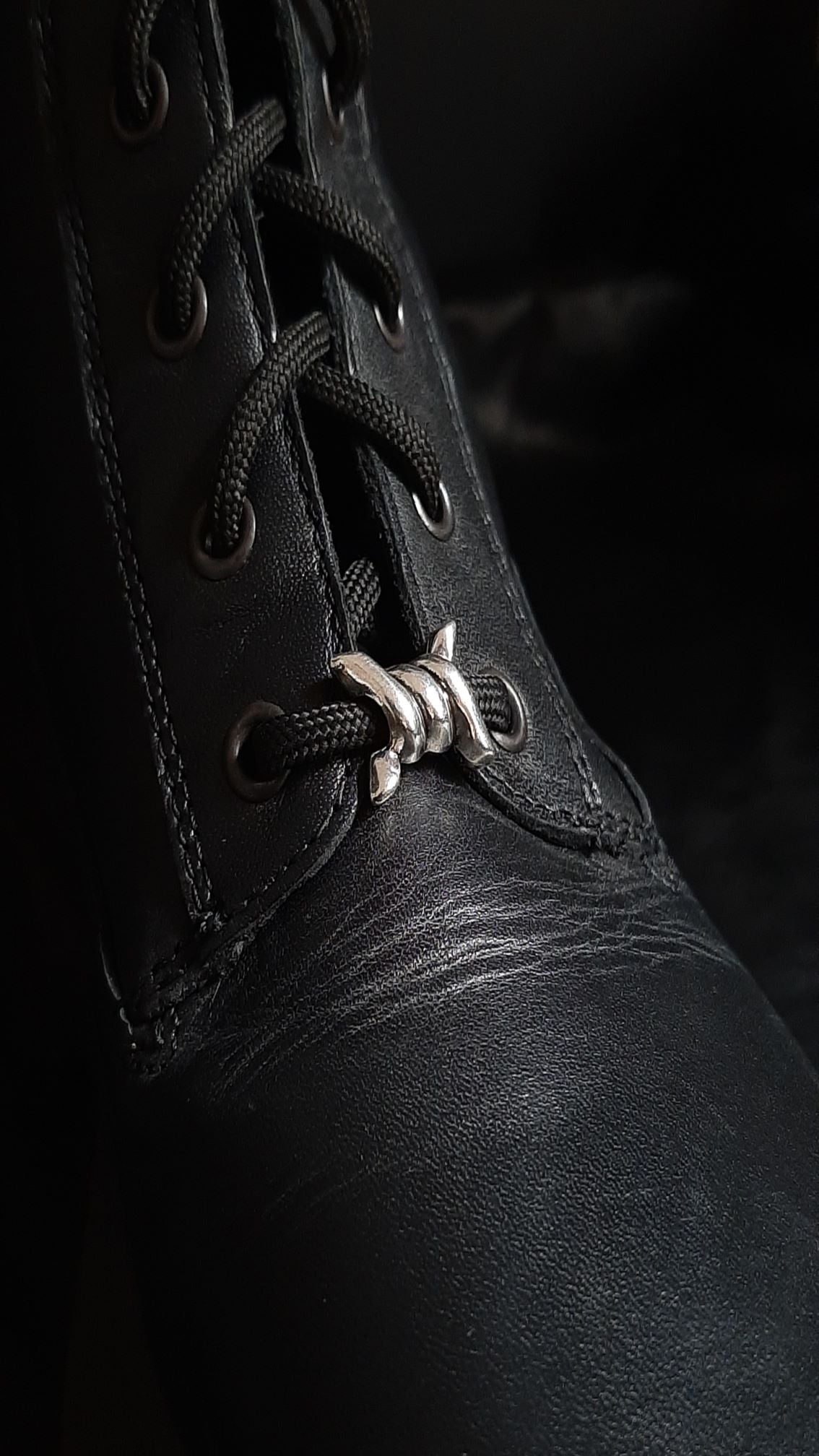 SIGNAL - Barbed wire boots charm