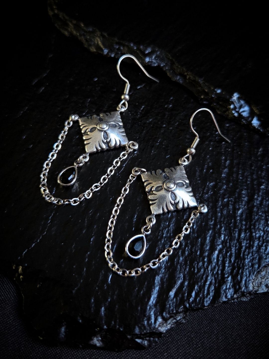 OLD WORLD shield chandelier earrings - 3 𝖑𝖊𝖋𝖙 !