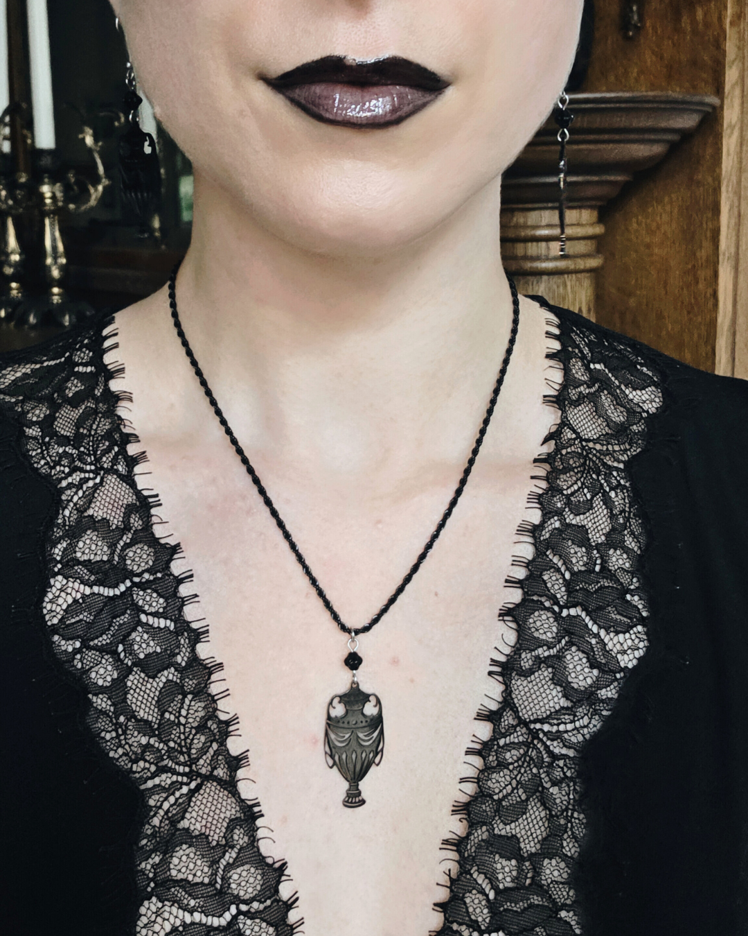 SANCTUM Urn rope necklace