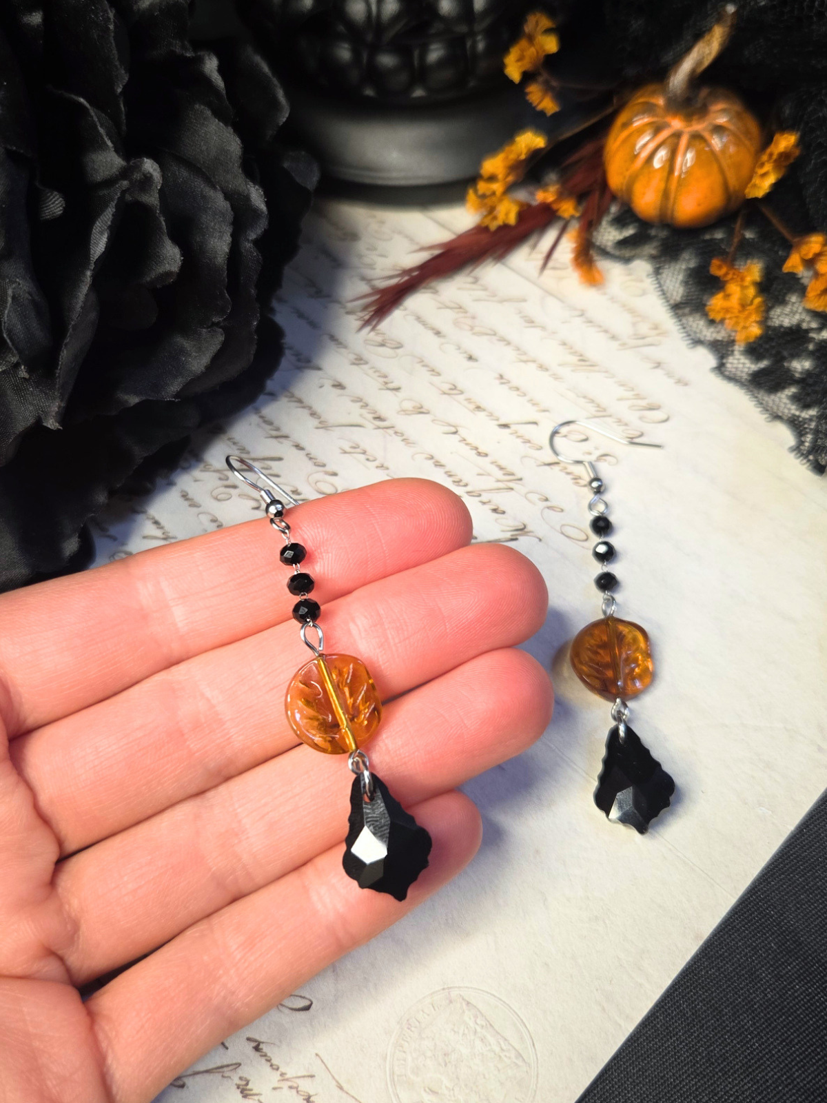 Leaf amber black earrings
