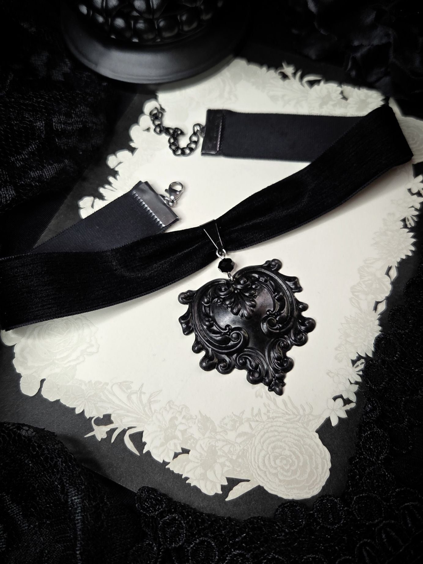 TENEBRAE Black filigree choker