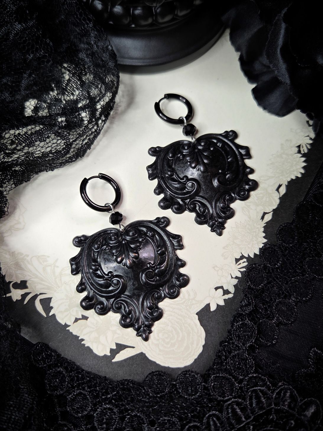 TENEBRAE Black filigree earrings