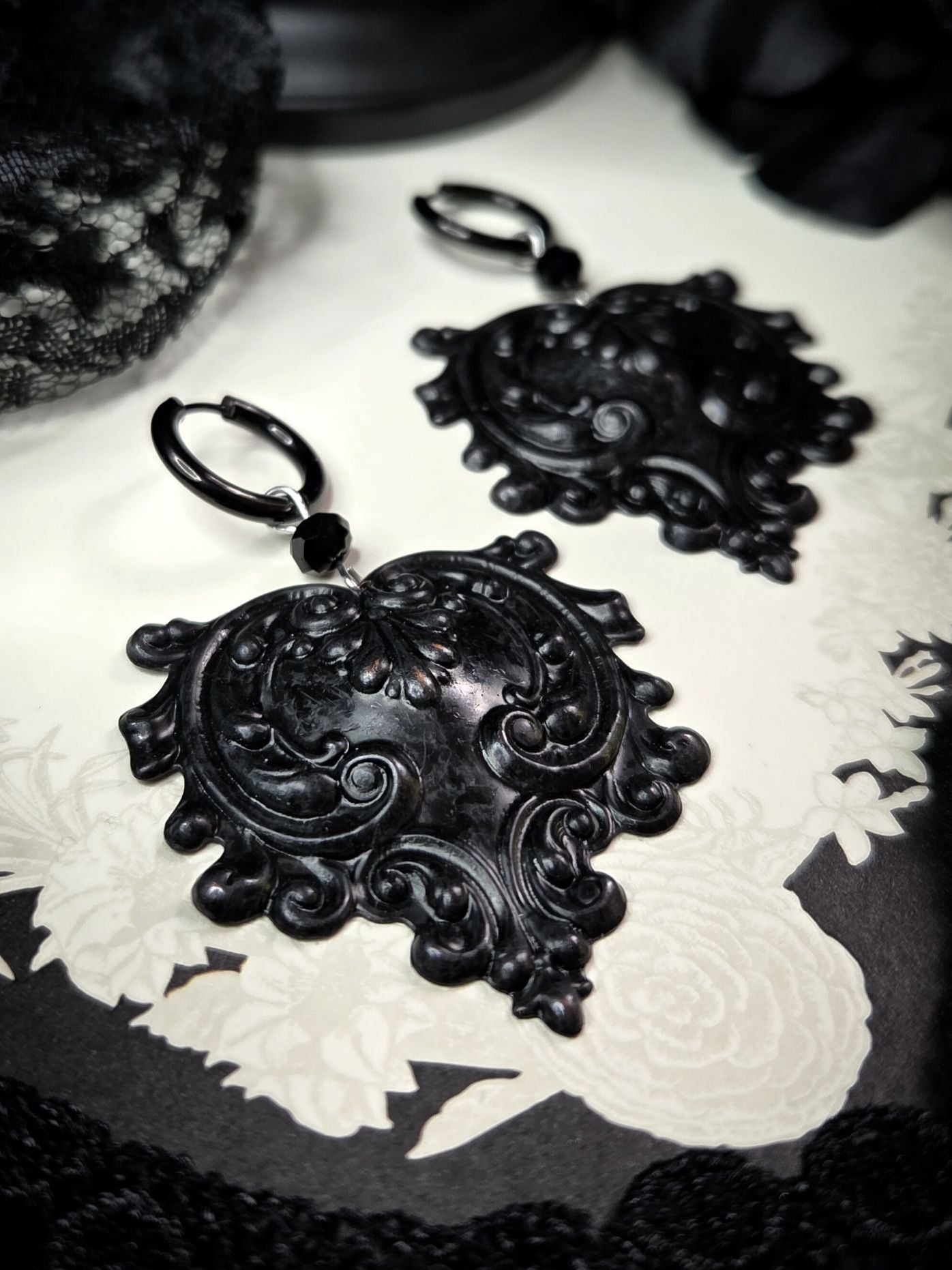 TENEBRAE Black filigree earrings