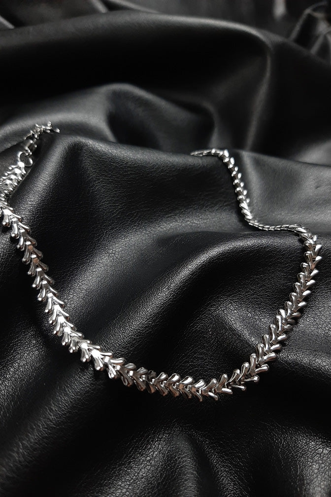 Vertebrae chain choker